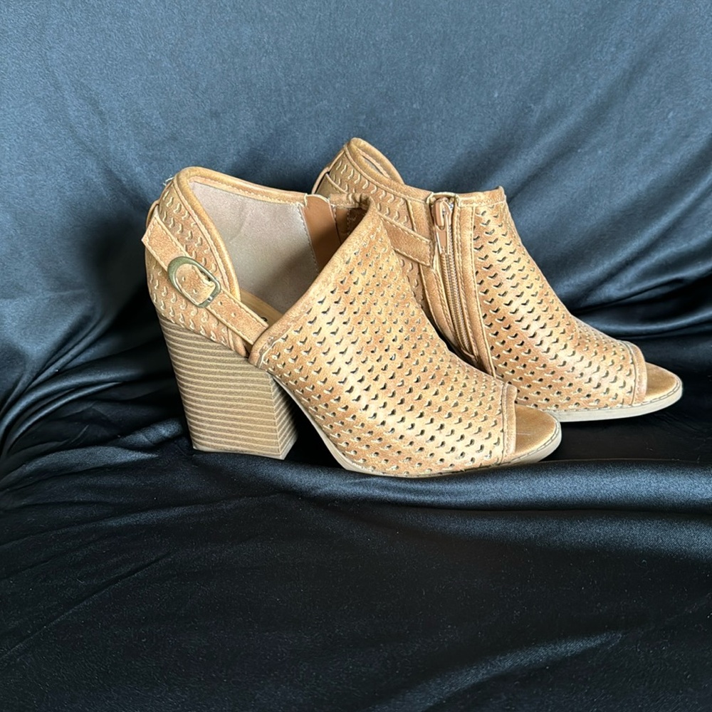 Quepis Tan open toe Booties size 6.5
